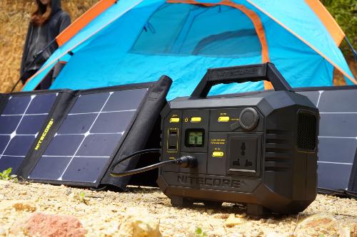 NES300 branché au panneau solaire FSP100 avec une tente en arrière plan