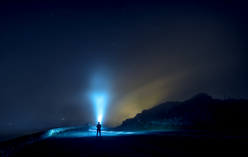 Personnage sur une route avec sa lampe torchetorche de nuit