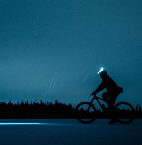 Vélo de nuit éclairé par une frontale Nitecore
